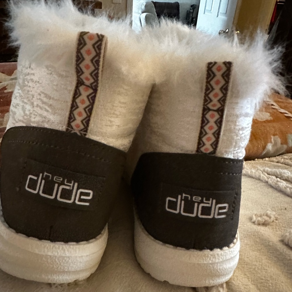 Hey dude ankle boot. Brand new never worn super cute!